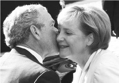 Küßchen zwischen Bush und Merkel